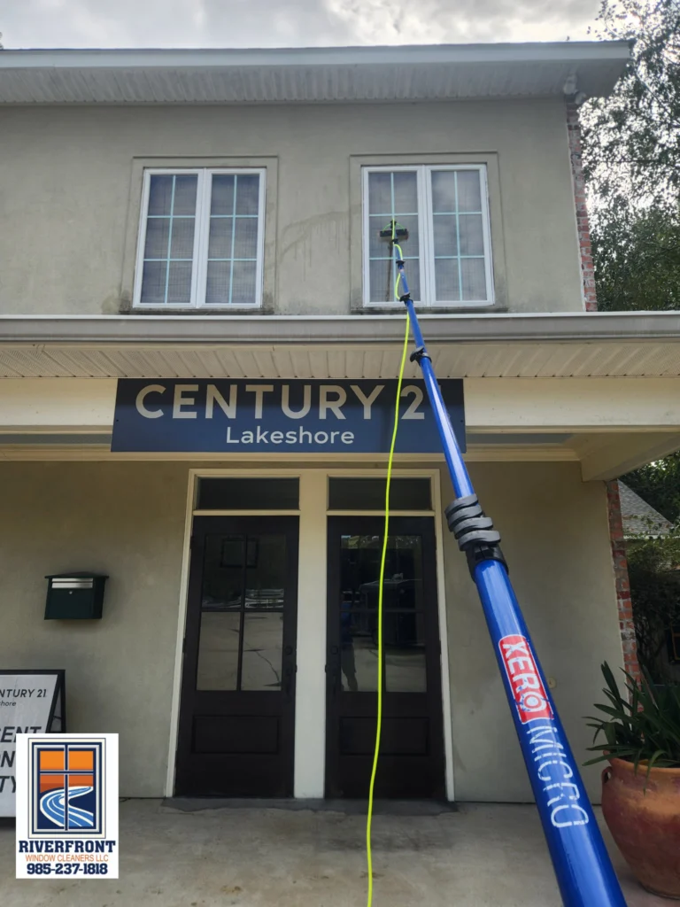 Water-Fed-Pole-Window-Cleaning-with-Reverse-Osmosis-Deionized-before-after-for-commercial-cleaning
